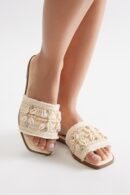 Sandalias Planas con Detalles de Caracoles Marinos
