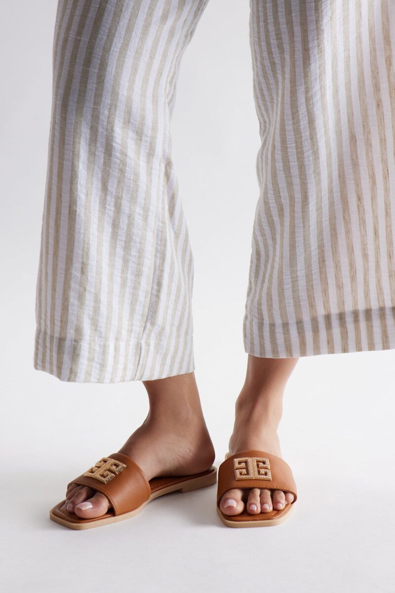 Sandalias Planas con Detalles Metálicos y Punta Cuadrada - Image 9