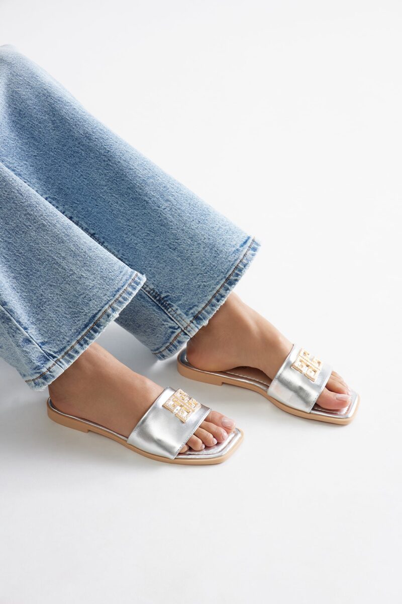 Sandalias Planas con Detalles Metálicos y Punta Cuadrada - Image 23