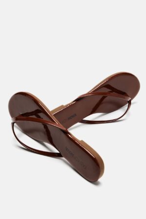 Sandalia Plana Brillo de Verano en color Chocolate