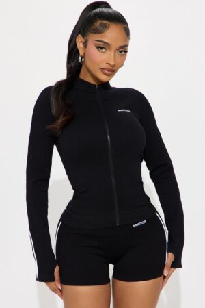 Chaqueta Deportiva con Cuello Alto y Detalles Contrastantes