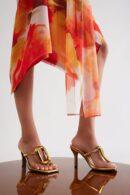 Mules de Tacón Cuadrado con Detalles Metálicos - Dorado