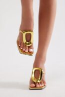 Mules de Tacón Cuadrado con Detalles Metálicos - Dorado