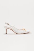 Zapatos Tipo Slingback con Detalle Metálico y Tacón Gatito
