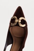 Zapatos Tipo Slingback con Detalle Metálico y Tacón Gatito