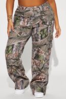 Jean Cargo de Corte Regular con Estampado Camuflado
