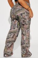 Jean Cargo de Corte Regular con Estampado Camuflado