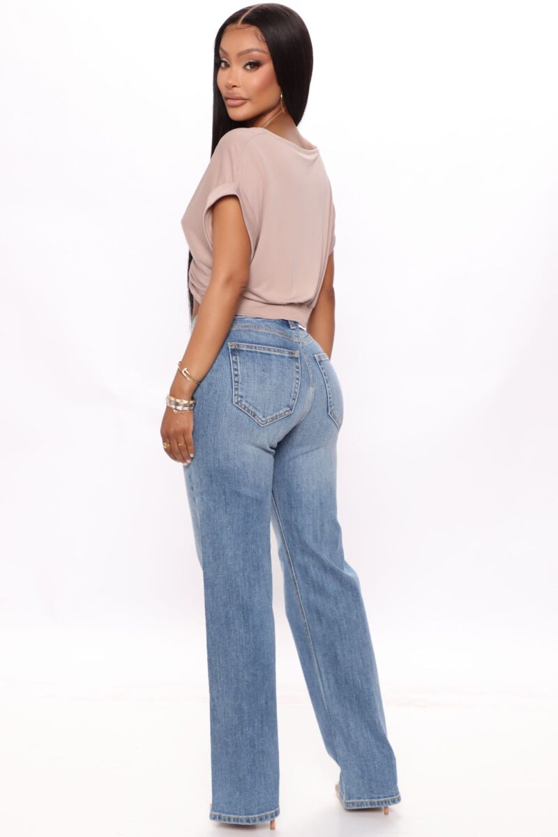Jeans Rectos Elásticos Estilo Relajado en Lavado Azul Medio - Image 3