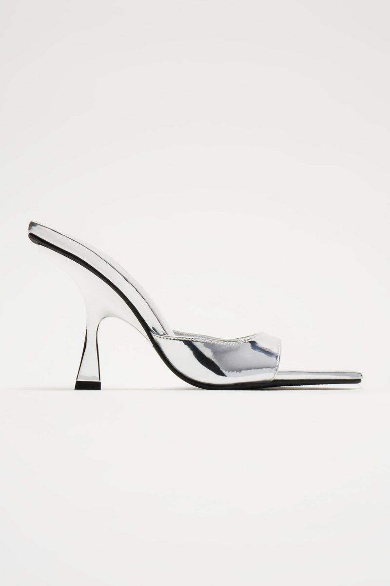 Sandalias de Tacón Puntiagudas en Plata - Image 8