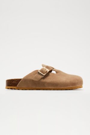 Mules Casuales con Detalle de Hebilla y Punta Redonda