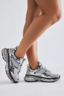 Zapatillas Deportivas Plateadas con Plataforma y Cordones