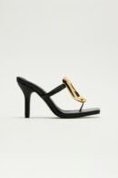 Mules de Tacón Cuadrado con Detalles Metálicos - Dorado