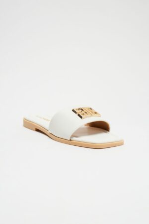 Sandalias Planas con Detalles Metálicos y Punta Cuadrada