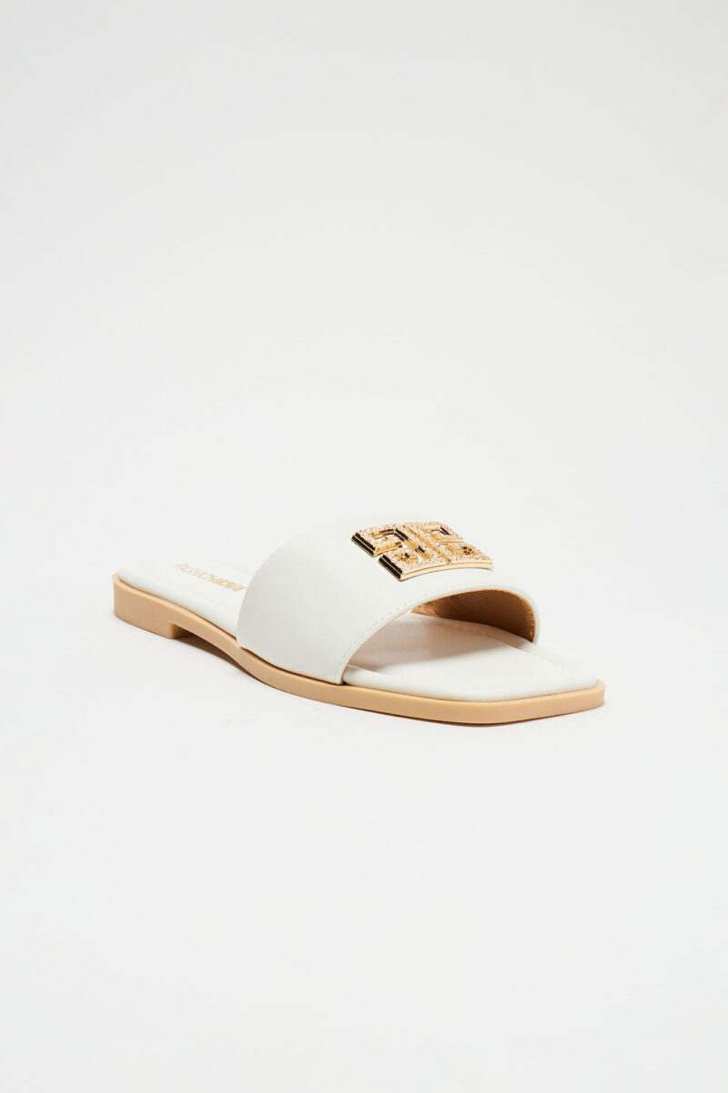 Sandalias Planas con Detalles Metálicos y Punta Cuadrada