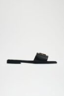 Sandalias Planas con Detalles Metálicos y Punta Cuadrada