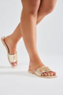 Sandalias Planas con Detalles Metálicos y Punta Cuadrada