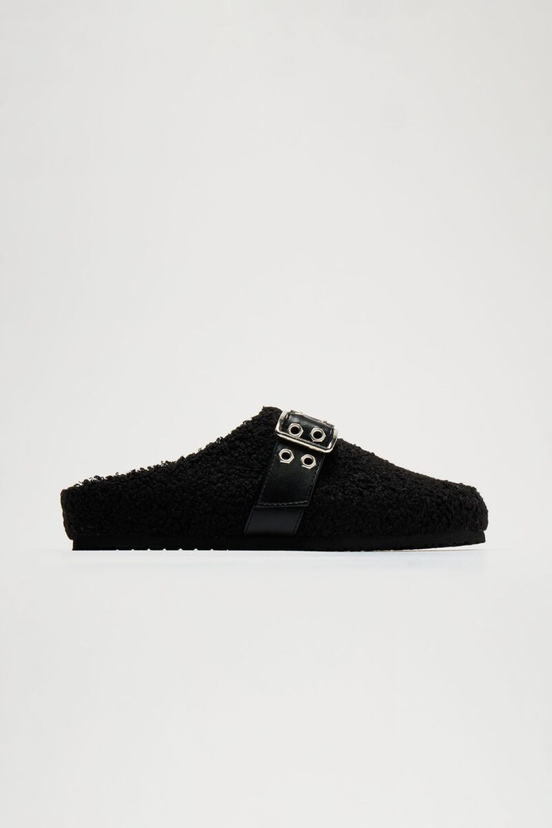 Pantuflas con Hebilla y Detalle de Sherpa - Image 2