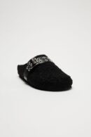 Pantuflas con Hebilla y Detalle de Sherpa