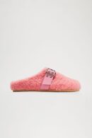 Pantuflas con Hebilla y Detalle de Sherpa