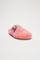 Pantuflas con Hebilla y Detalle de Sherpa