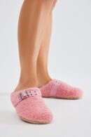 Pantuflas con Hebilla y Detalle de Sherpa