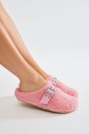 Pantuflas con Hebilla y Detalle de Sherpa