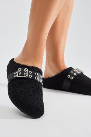 Pantuflas con Hebilla y Detalle de Sherpa