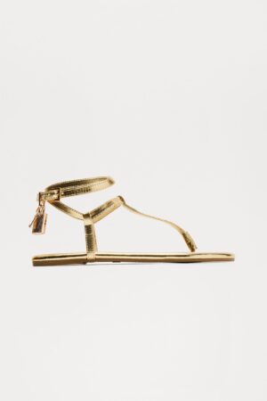 Sandalias Planas Doradas con Detalle de Candado Metálico