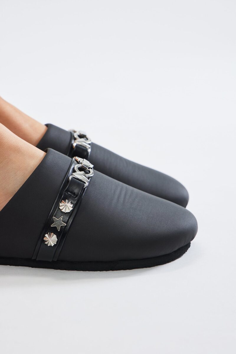 Sandalias Planas de Estilo Casual en Negro - Image 3