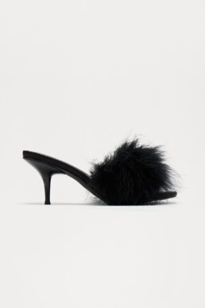 Zapatos de Tacón Bajo con Detalle de Plumas