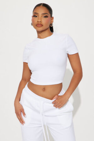 Conjunto de Terciopelo con Pantalón Ancho y Top Corto
