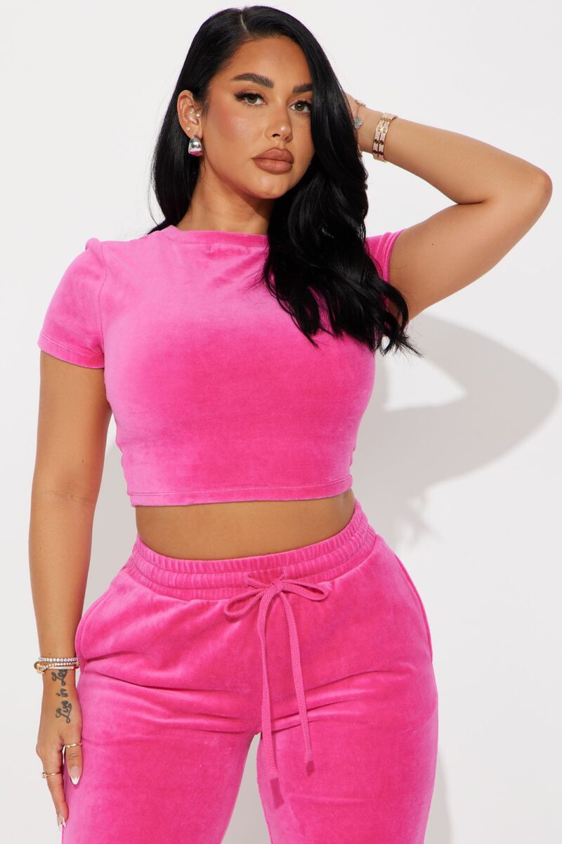 Conjunto de Terciopelo con Pantalón Ancho y Top Corto - Image 9