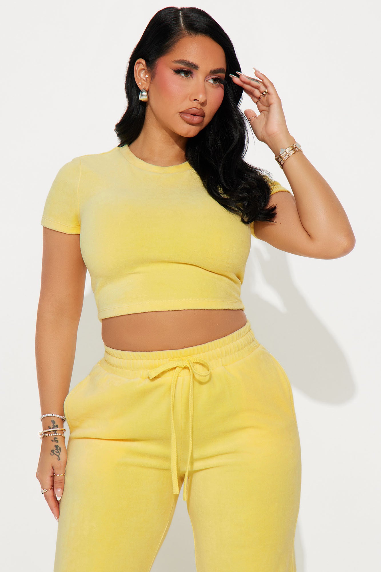 Conjunto de Terciopelo con Crop Top y Pantalón Ancho