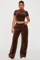 Conjunto de Terciopelo con Pantalón Ancho y Top Corto