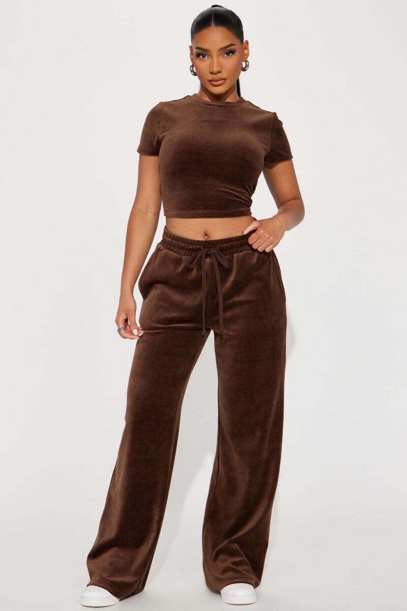 Conjunto de Terciopelo con Pantalón Ancho y Top Corto - Image 2
