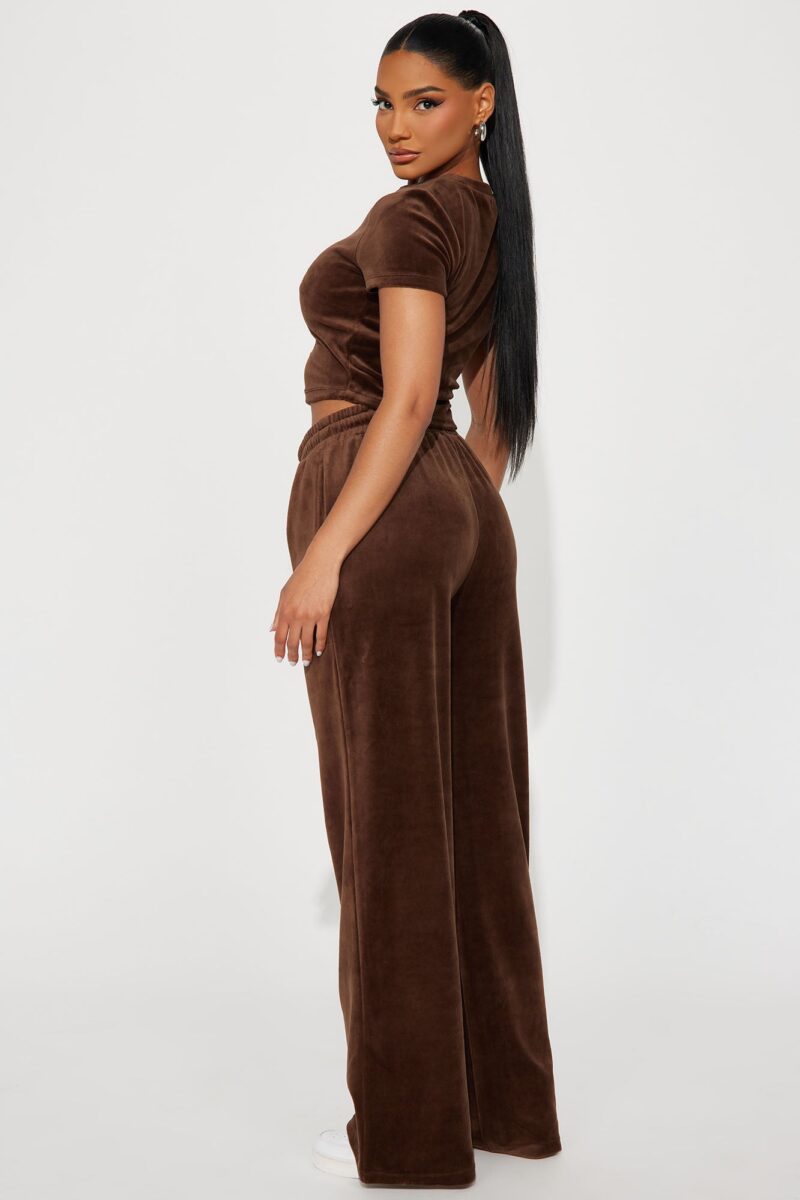 Conjunto de Terciopelo con Pantalón Ancho y Top Corto - Image 4