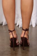 Sandalias Altas con Punta en Pico y Diseño de Tiras