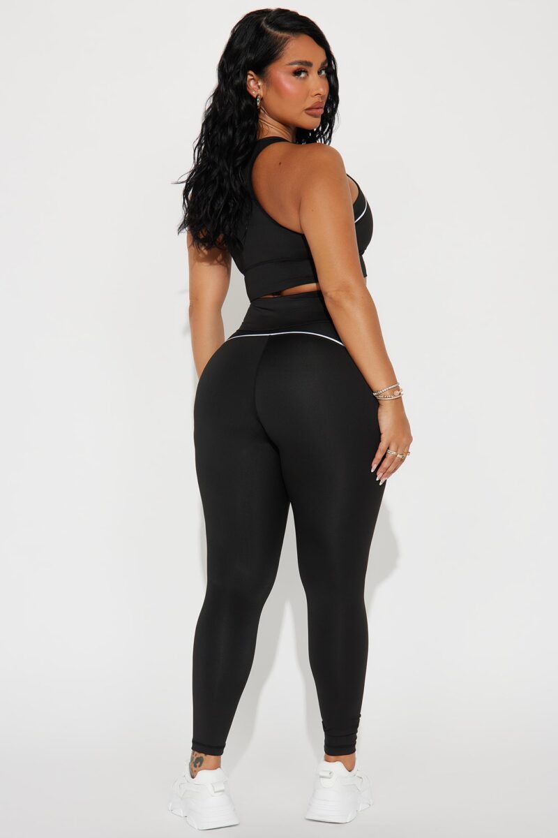 Conjunto Deportivo Activo en Negro - Image 3