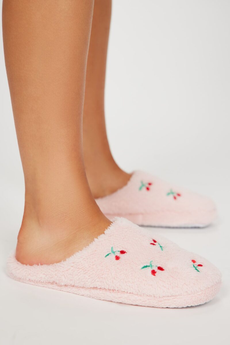 Pantuflas Cerradas con Estampado de Cerezas - Image 3