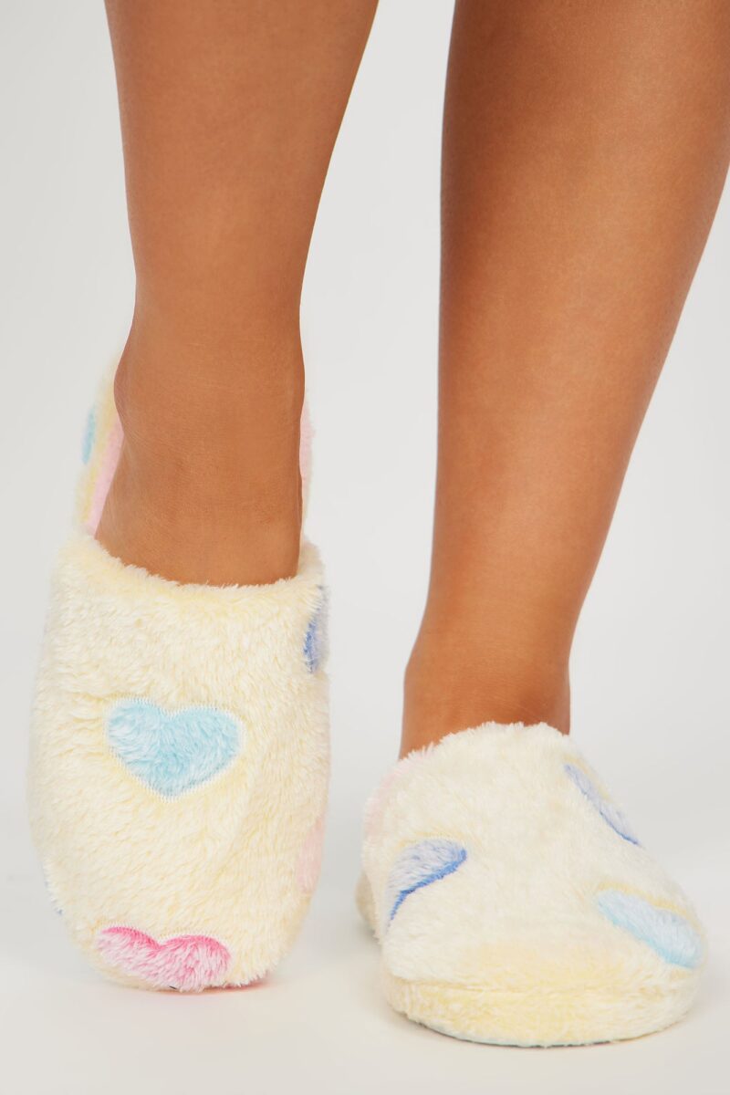 Pantuflas Amarillas con Estampado de Corazones - Image 2