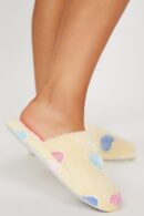 Pantuflas Amarillas con Estampado de Corazones