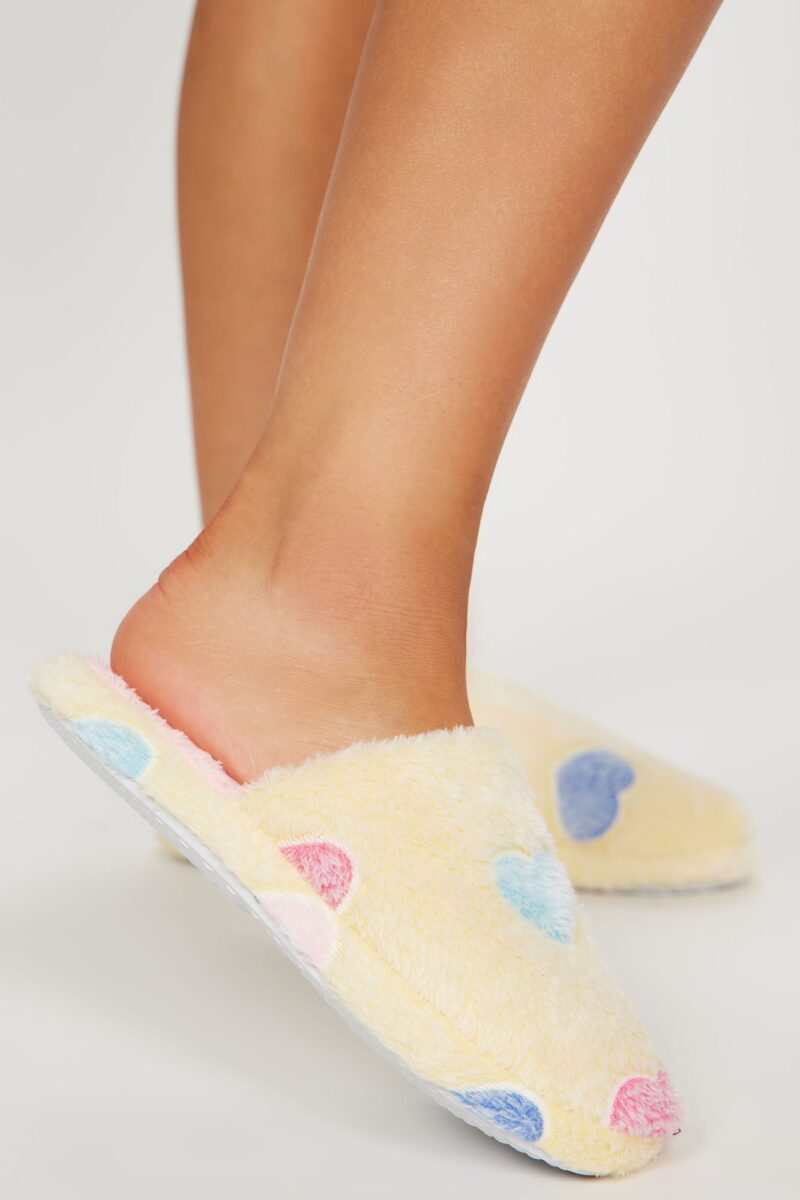 Pantuflas Amarillas con Estampado de Corazones - Image 3