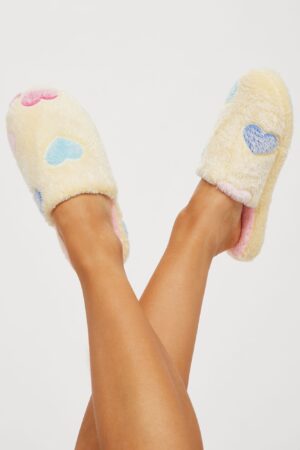 Pantuflas Amarillas con Estampado de Corazones