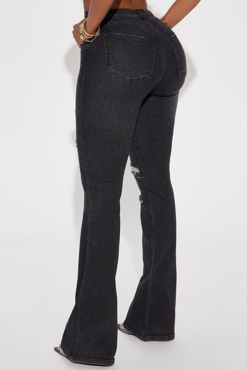 Jeans Elásticos Rasgados con Campana en Lavado Negro - Image 3
