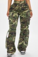 Pantalón Cargo Camuflado de Tiro Bajo y Pierna Ancha