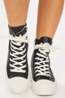 Zapatillas Deportivas en Negro con Cordones y Punta Redonda