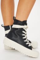 Zapatillas Deportivas en Negro con Cordones y Punta Redonda