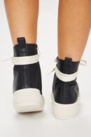 Zapatillas Deportivas en Negro con Cordones y Punta Redonda