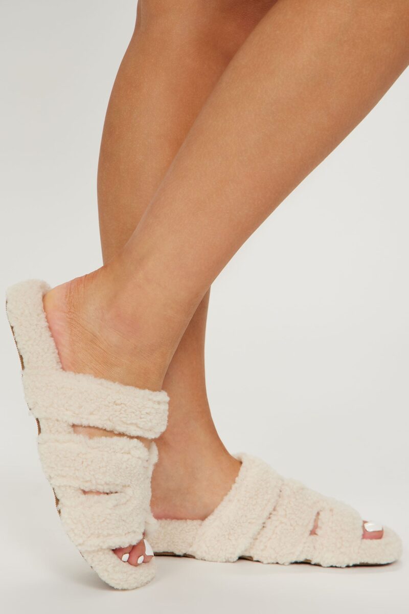 Pantuflas de Pelo Sintético en Color Crema - Image 3