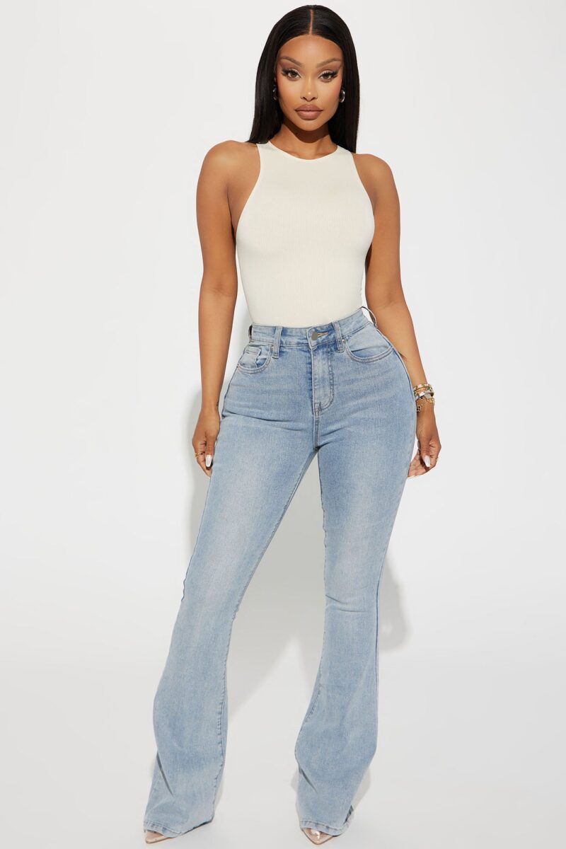 Jeans Ajustados y Acampanados con Detalles Esculpidos